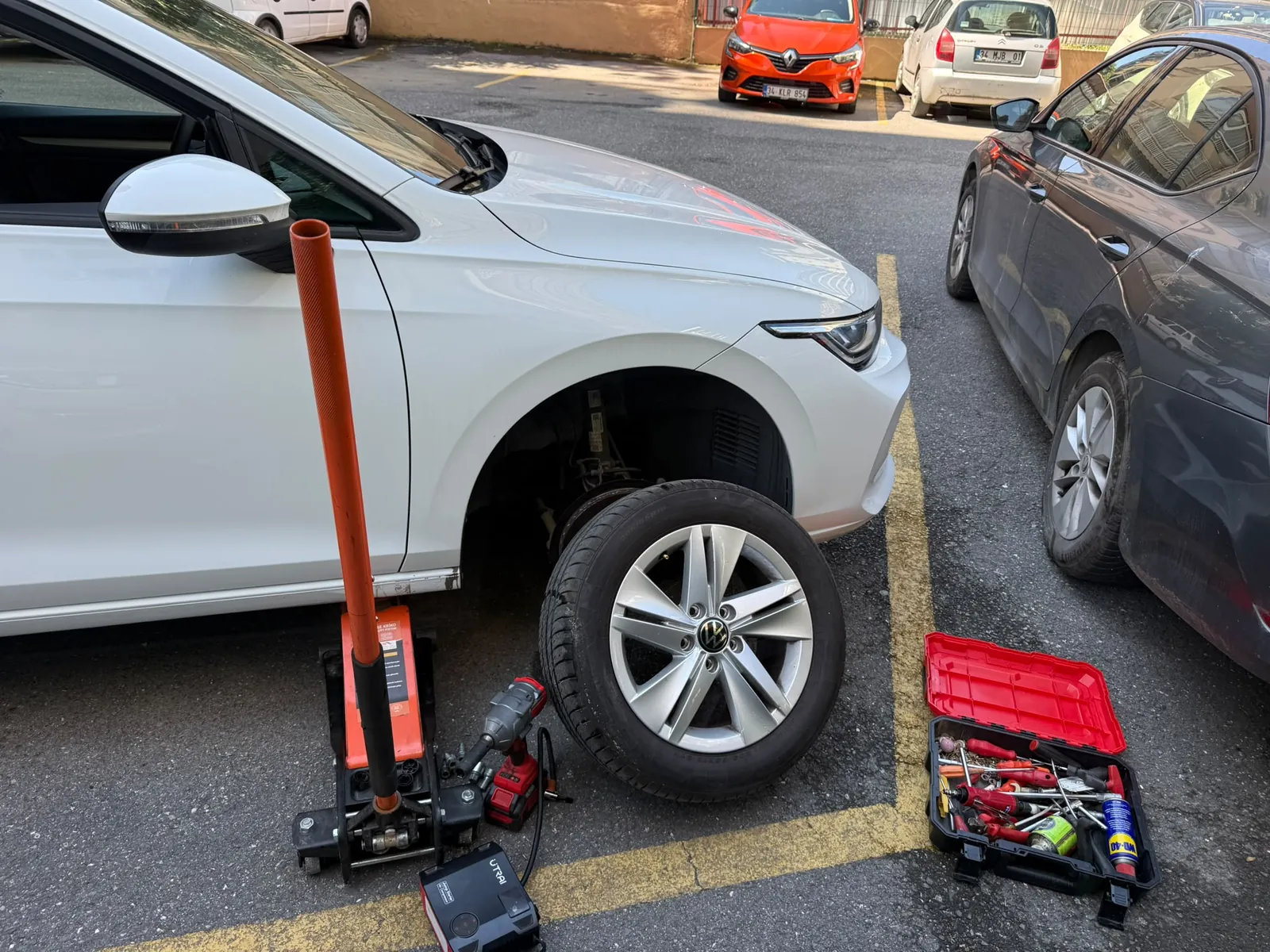 Otoparkta yerinde lastik değişimi