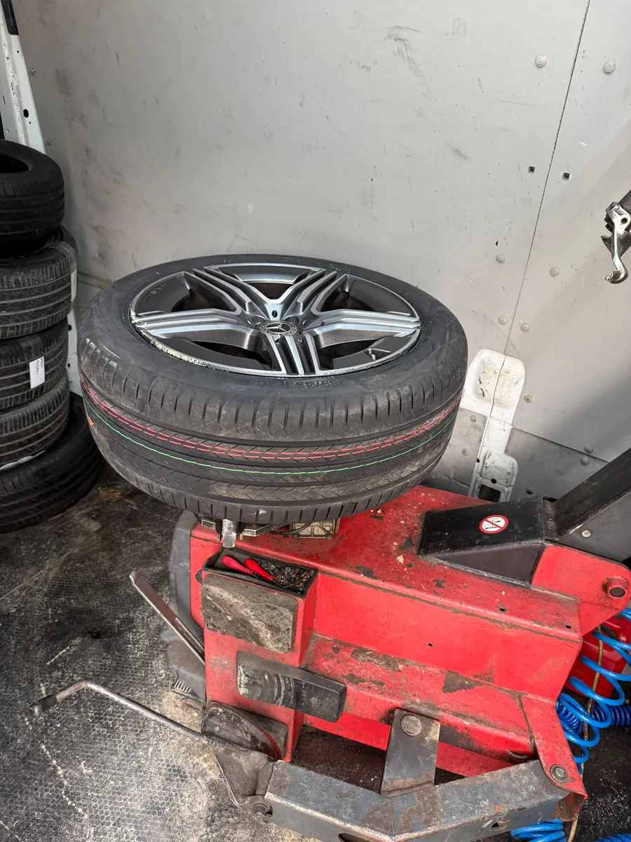 Servis aracı içindeki lastik sökme-takma makinesi
